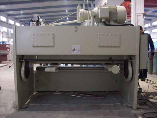 آلة القص الهيدروليكية القياسية