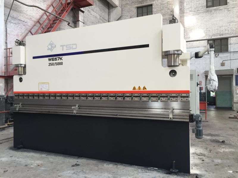 آلة الثني الكهربائية الهيدروليكية 5 أمتار (WE67K-250/5000)