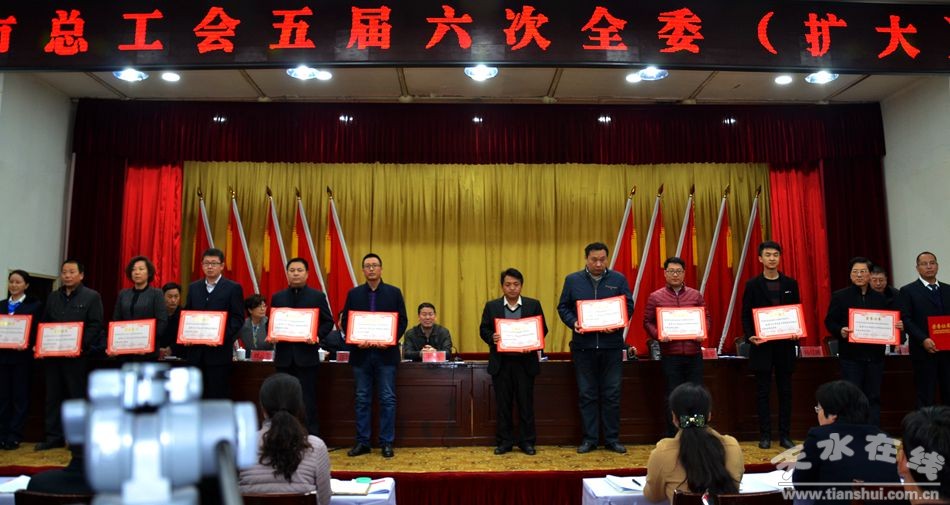 كانت إنجازات الموظفين في مجال الابتكار التقني لشركة Tianshui Metalforming Machine Tool هي الجائزة الثالثة للمقاطعة والبلدية